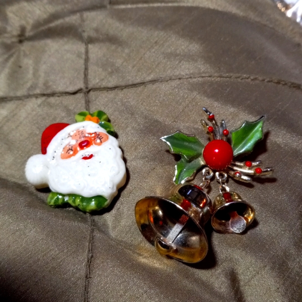 L-5 lot 2 brooches